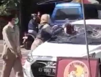 Seorang  ASN Perempuan di Ngawi Mengamuk dan Hancurkan Kaca Mobil di Tengah Jalan